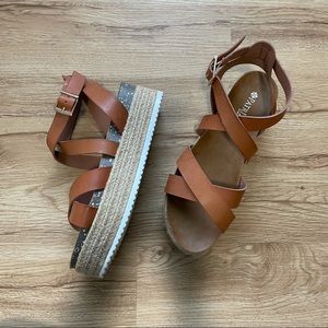 NWOT Patrizia Renae Platform Sandals (8)